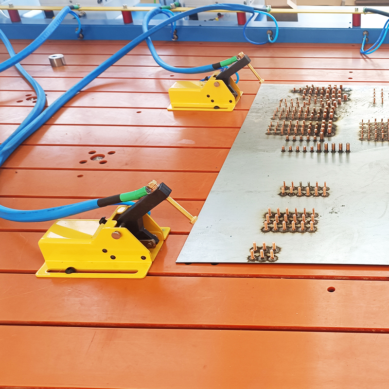 3 Achse 3 Schweißköpfe Automatische CNC -Bolzenschweißmaschine